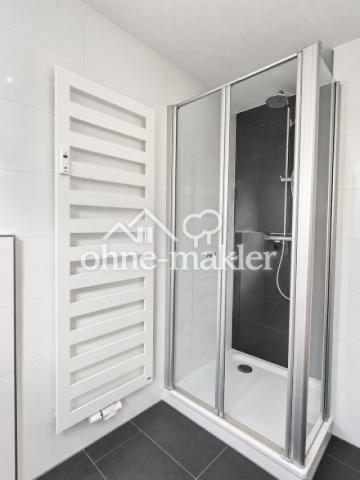 Dusche um Badezimmer