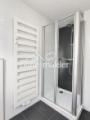 Dusche um Badezimmer