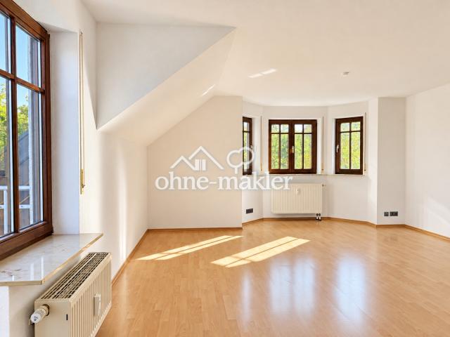 Esszimmer mit Zugang zu Balkon