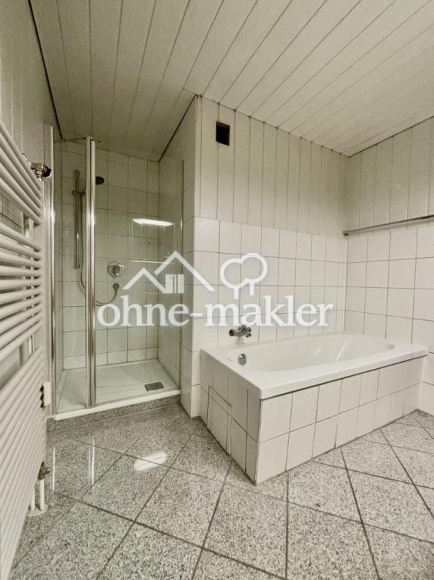 Badewanne und Dusche