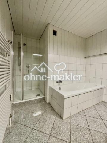 Badewanne und Dusche