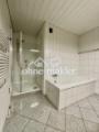Badewanne und Dusche