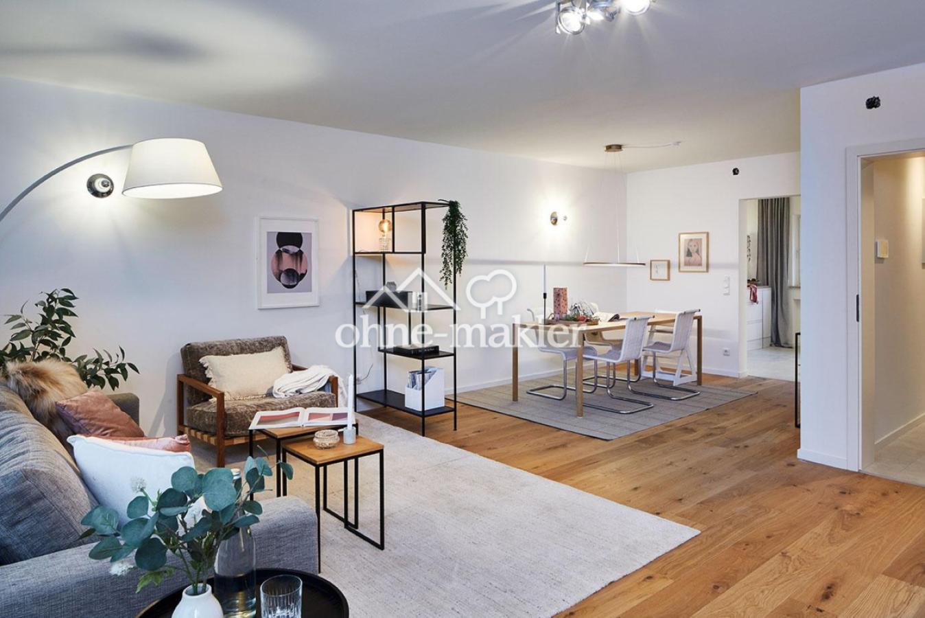 Großes, helles Wohnzimmer II