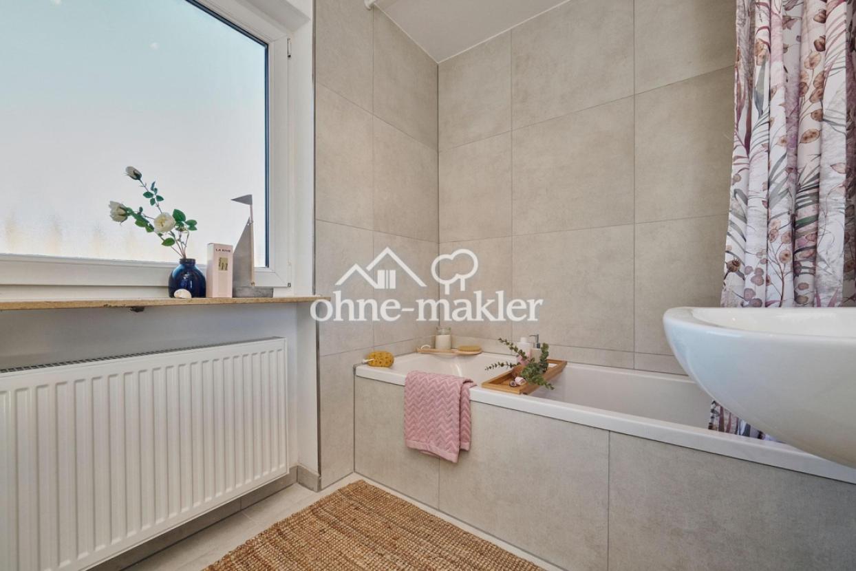 Modernes Bad mit Wanne im OG