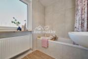 Modernes Bad mit Wanne im OG