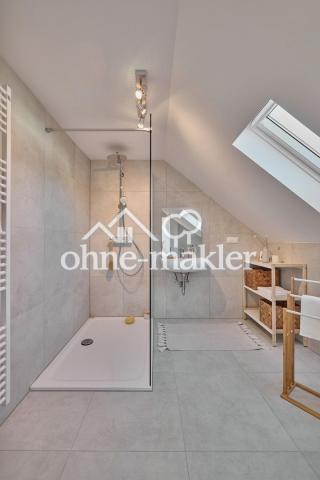 Badezimmer im DG mit Dusche