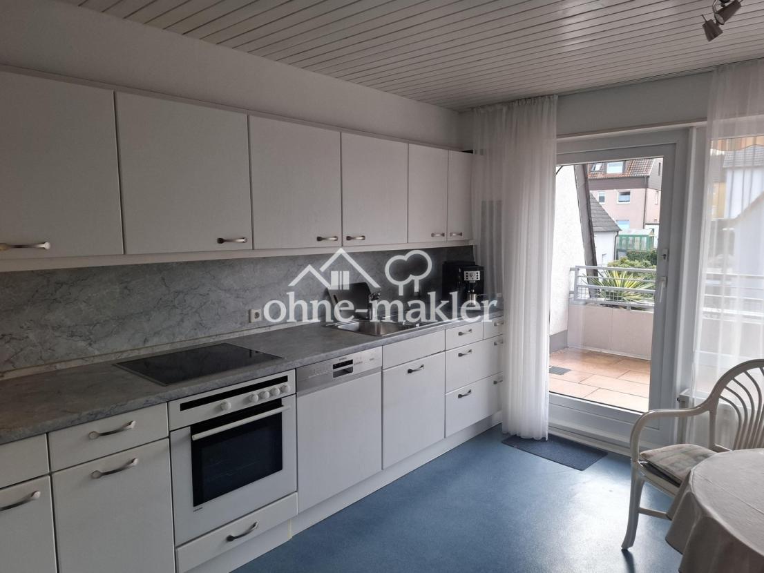 Küche mit Zugang zum Balkon