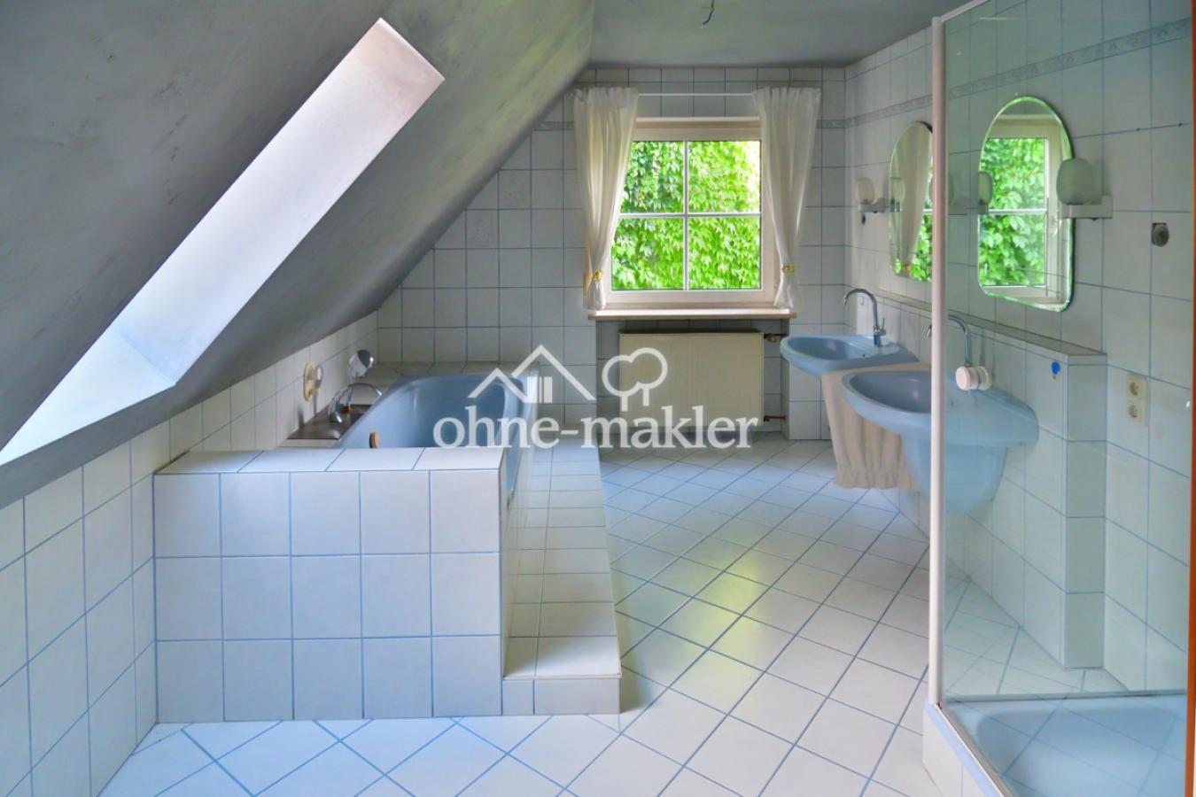 2 Waschbecken, Wanne, Dusche..