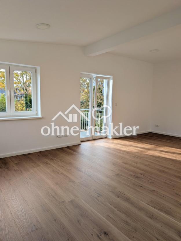 Wohnzimmer mit Balkon