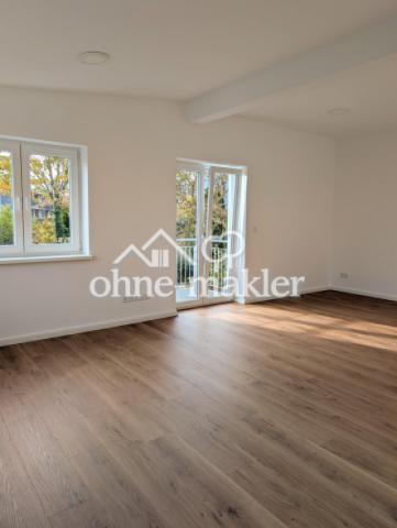Wohnzimmer mit Balkon