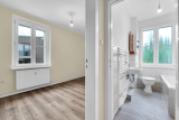 Wohnbereich mit Badezimmer