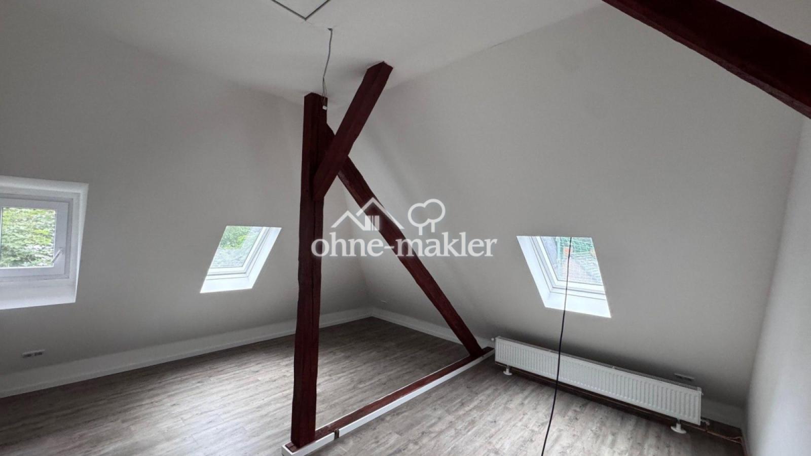 Zimmer mit freigelegtem Dachge