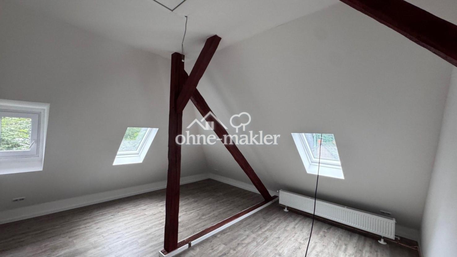 Zimmer mit freigelegtem Dachge