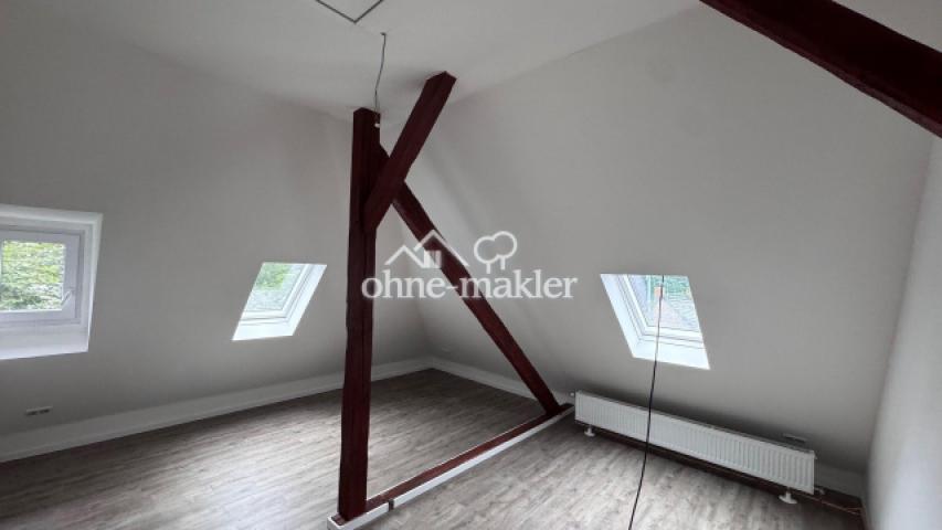 Zimmer mit freigelegtem Dachge