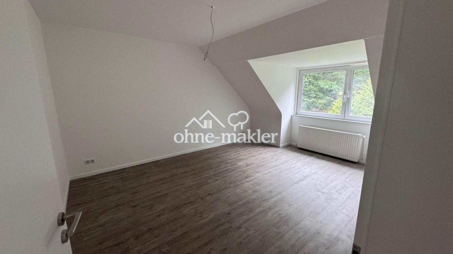 Zimmer mit Gaube (baugleiche N