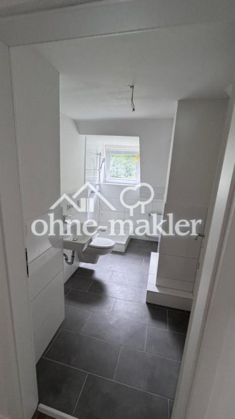 Badezimmer, neu gefliest (baug
