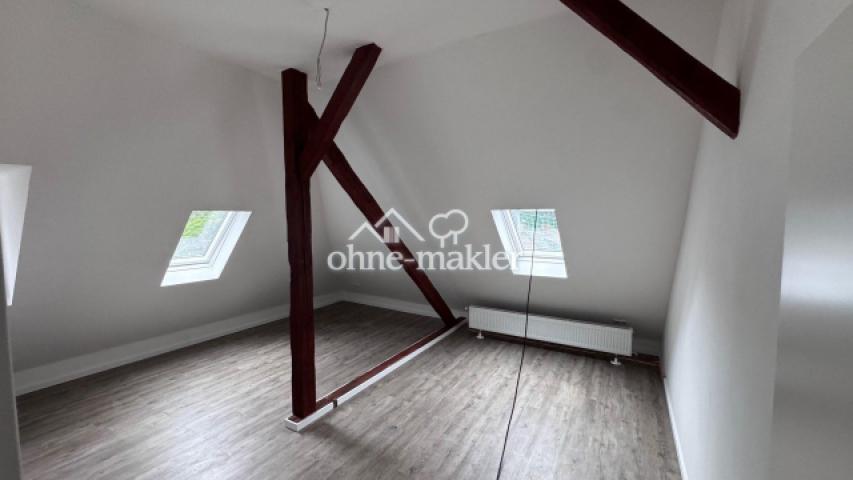 Zimmer mit Gebälk und zwei Dac
