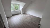 Zimmer mit Fenster ins Grüne (