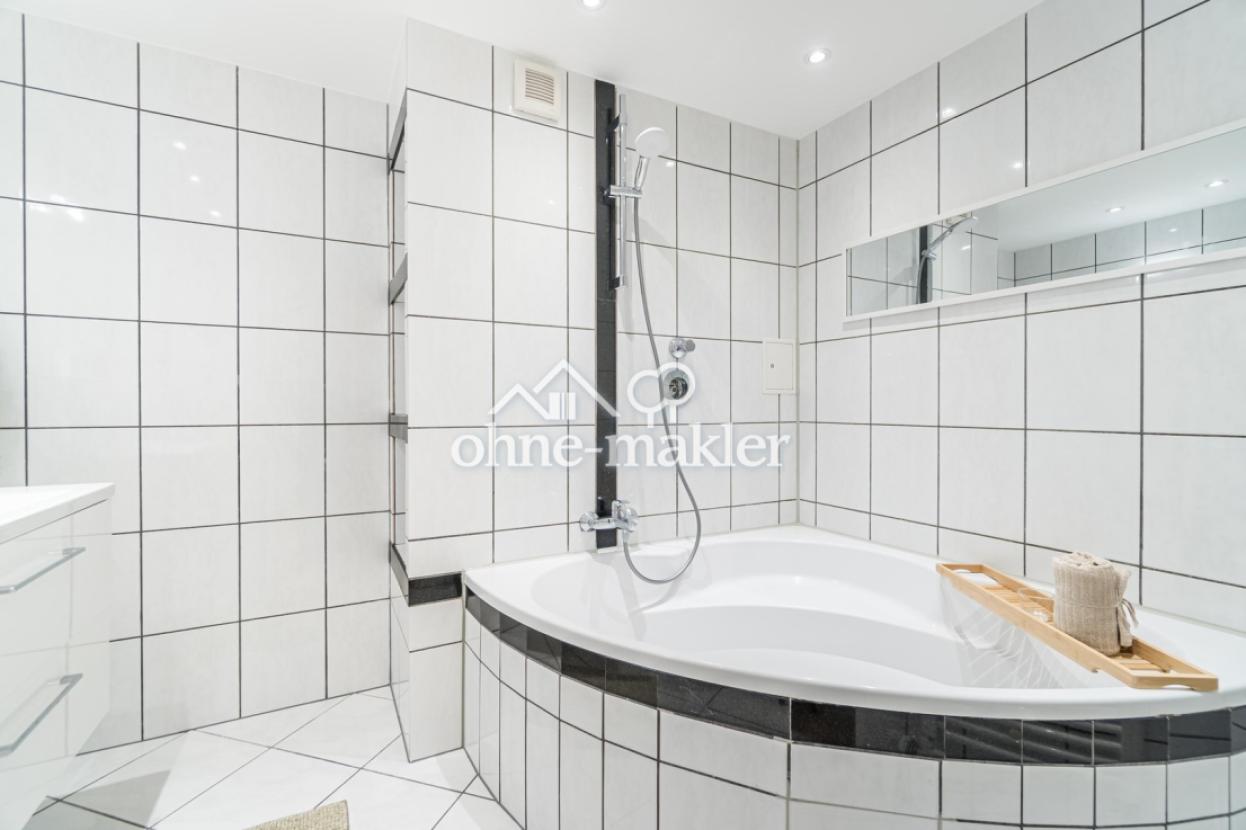 Bad mit Eckbadewanne