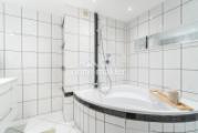 Bad mit Eckbadewanne