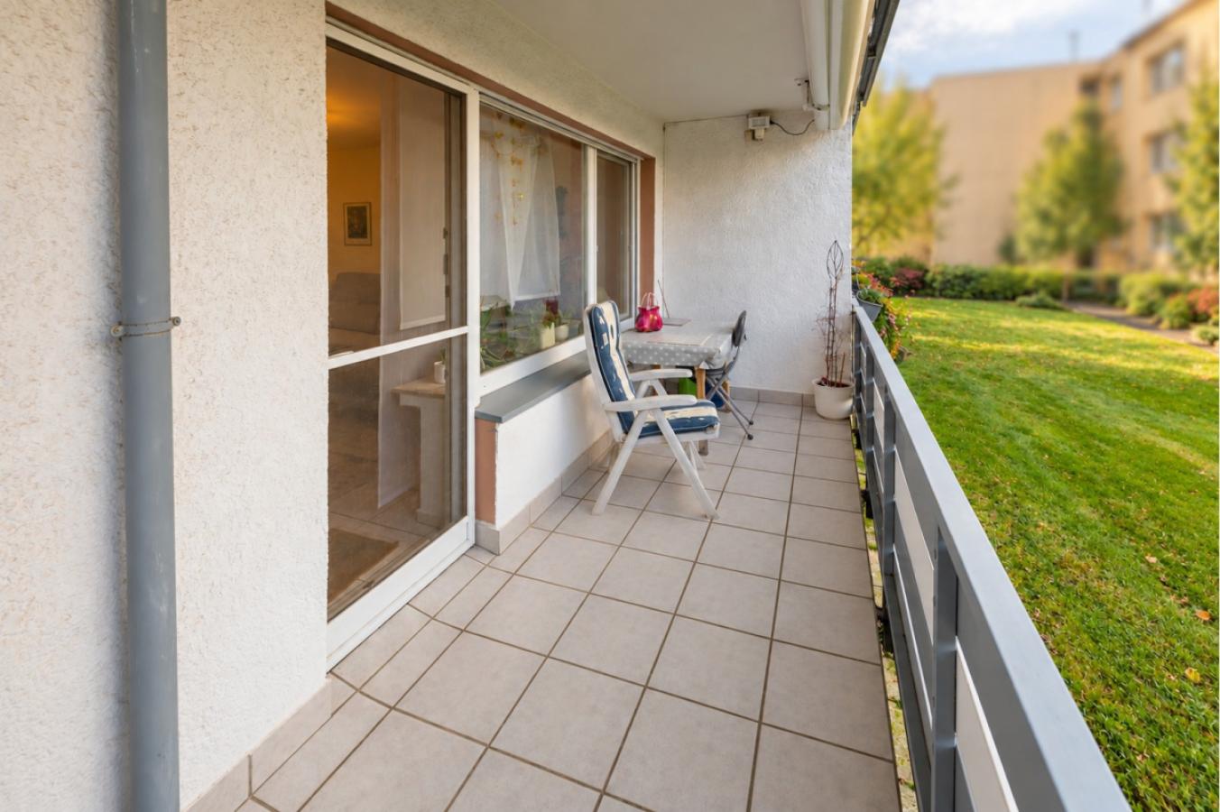 Gemütlicher Balkon mit Gartenblick