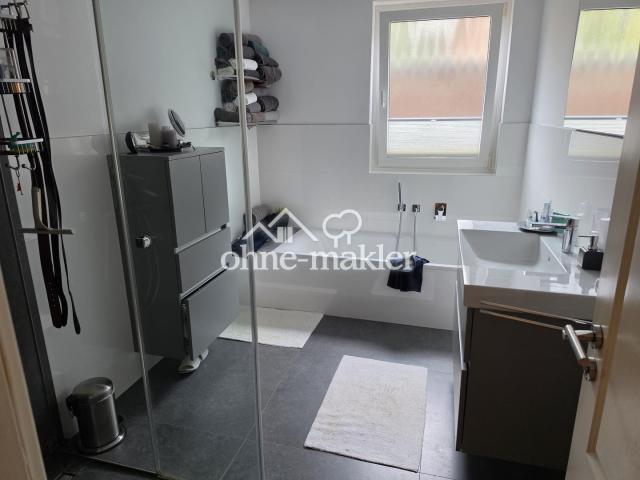 Bad m. Badewanne+Dusche, 8 qm