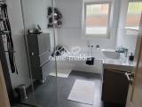 Bad m. Badewanne+Dusche, 8 qm