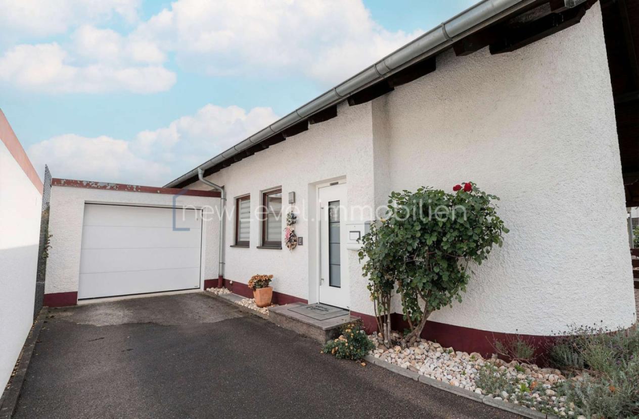 Einfahrt und Garage