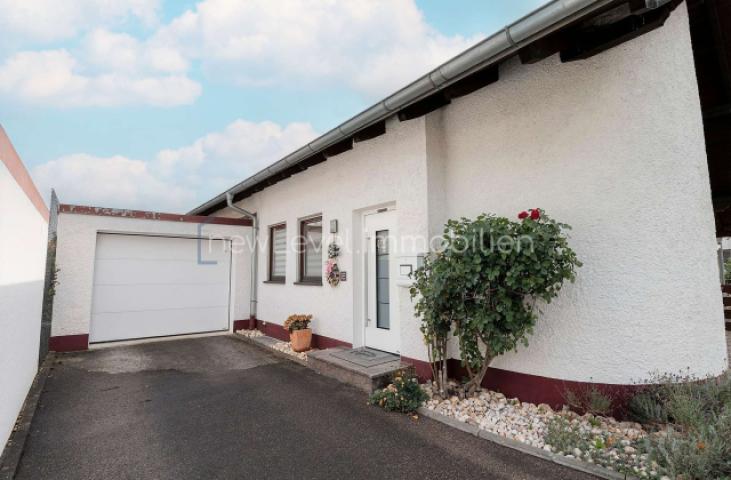 Einfahrt und Garage