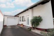 Einfahrt und Garage