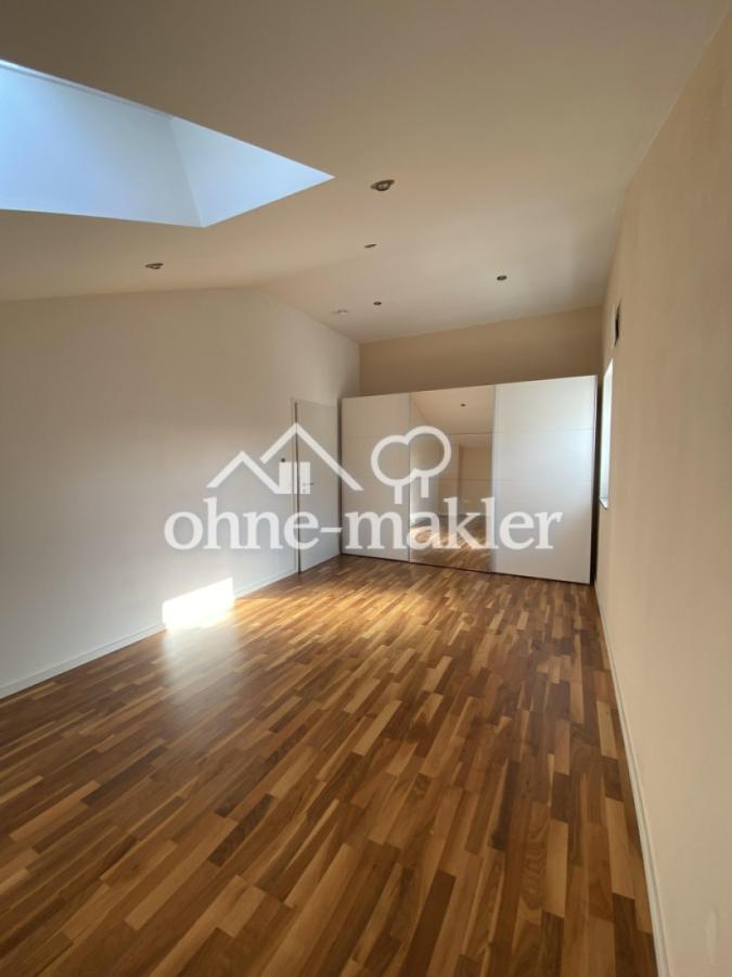 Schlafzimmer mit gr. Schrank