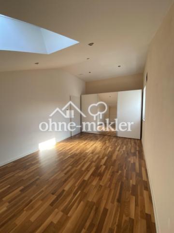 Schlafzimmer mit gr. Schrank