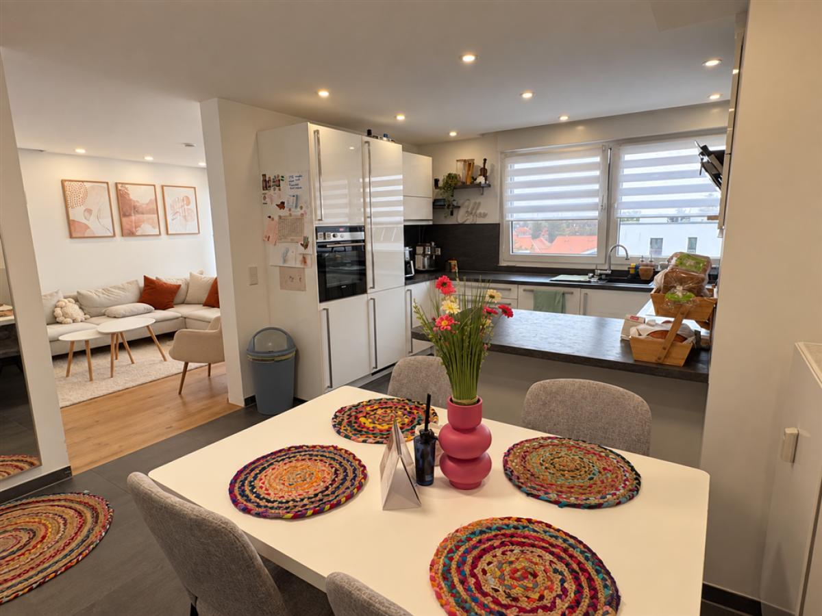 Skandinavische Küche mit gemütlichem Wohnbereich