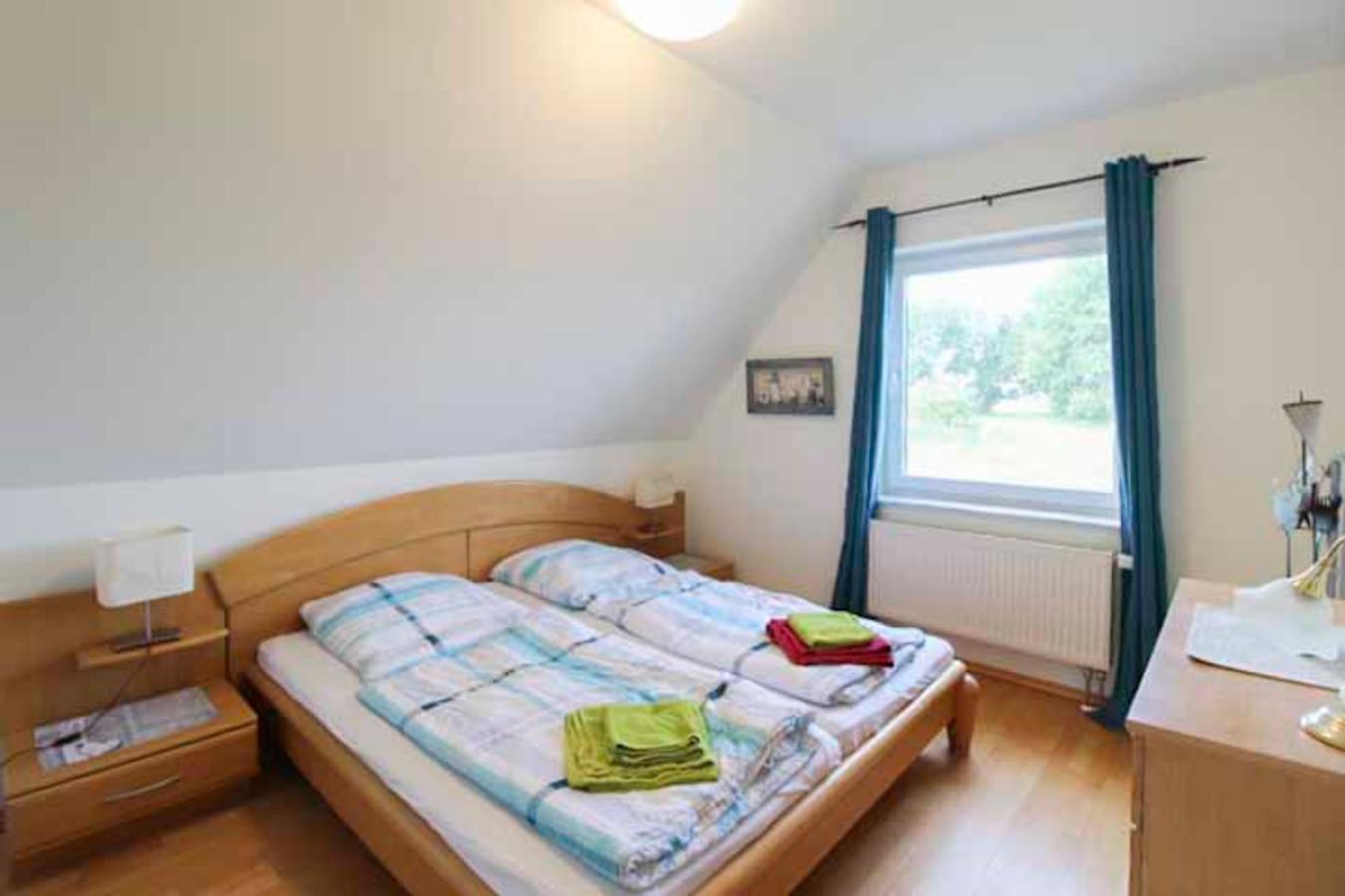 Großes Schlafzimmer mit Ankleide