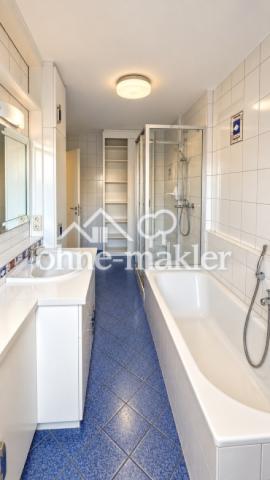Bad / Dusche mit Einbaumöbel