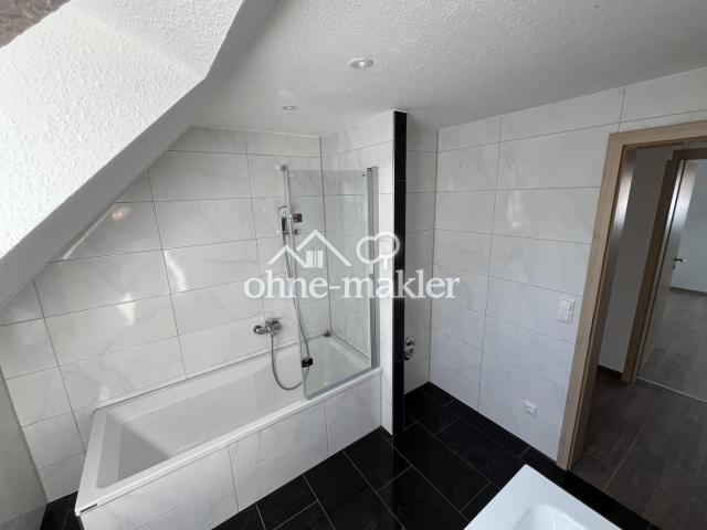 Bad m. Duschbadewanne 