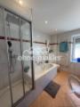 Badezimmer mit Badewanne