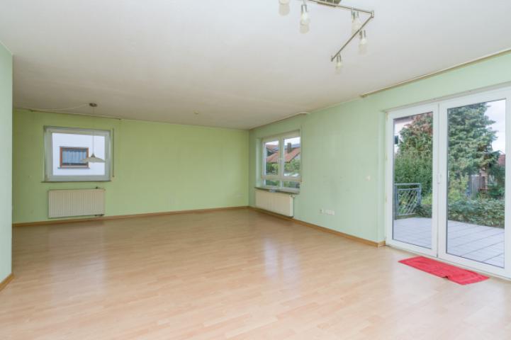 Wohnzimmer mit Zugang zur Terrasse