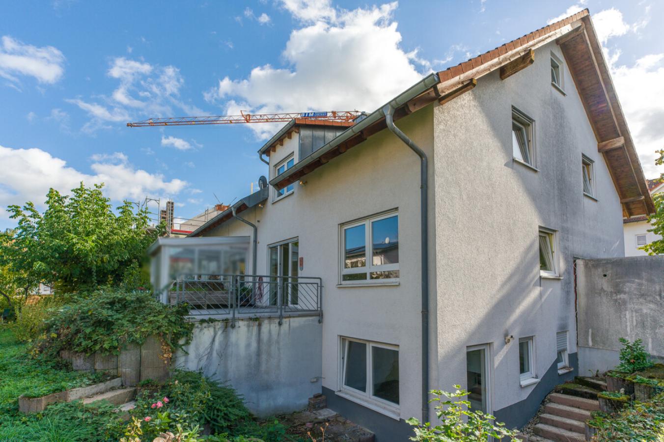 Ansicht mit Garage