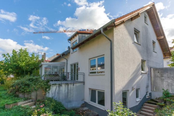 Ansicht mit Garage