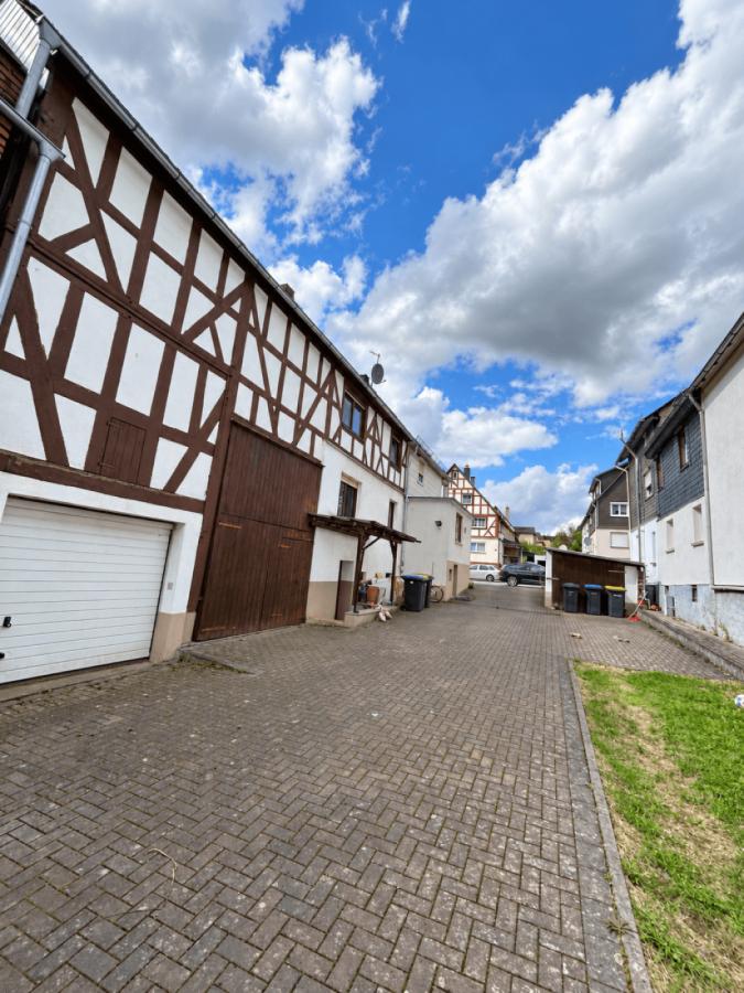Hof und Garagen