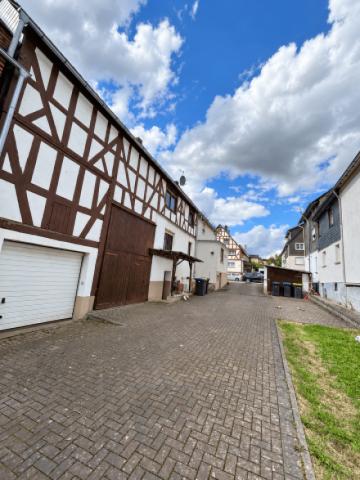 Hof und Garagen