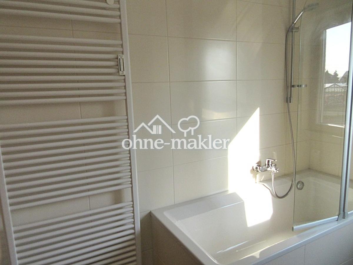 ..mit Wanne und Duschwand