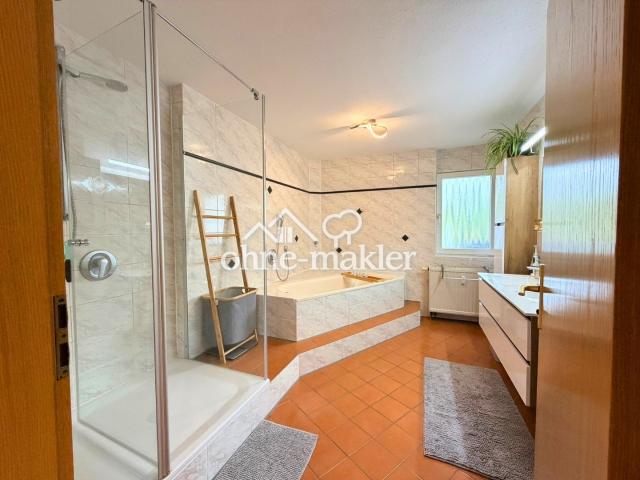 Großes Badezimmer