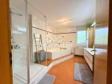 Großes Badezimmer