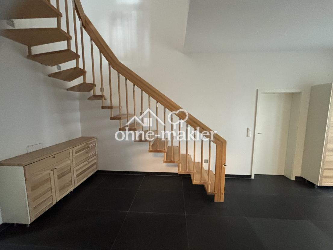 Flur EG + Treppe