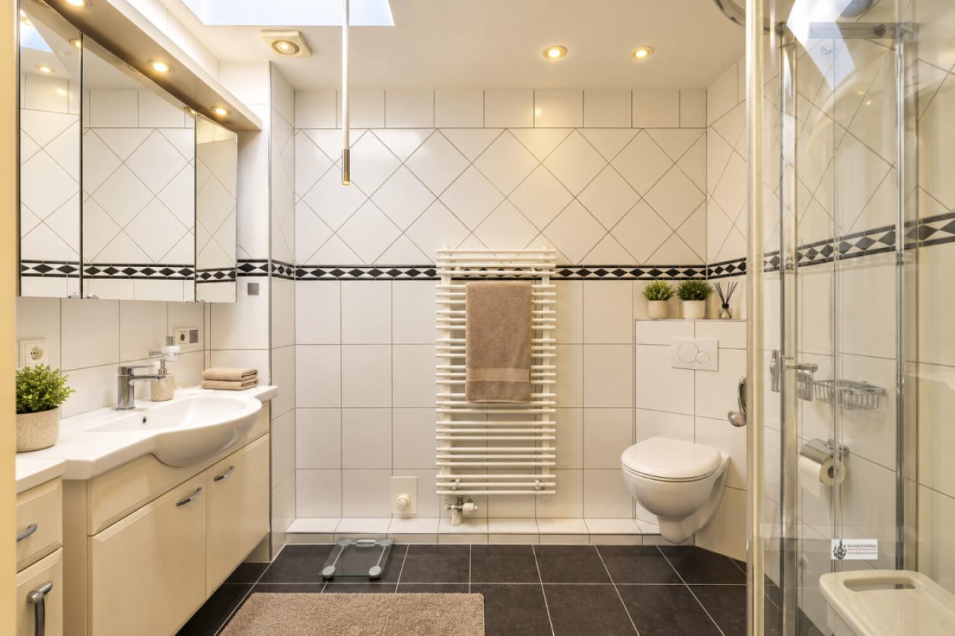 Bad mit Dusche, Handtuchheizkörper , Lüfter und Fenster