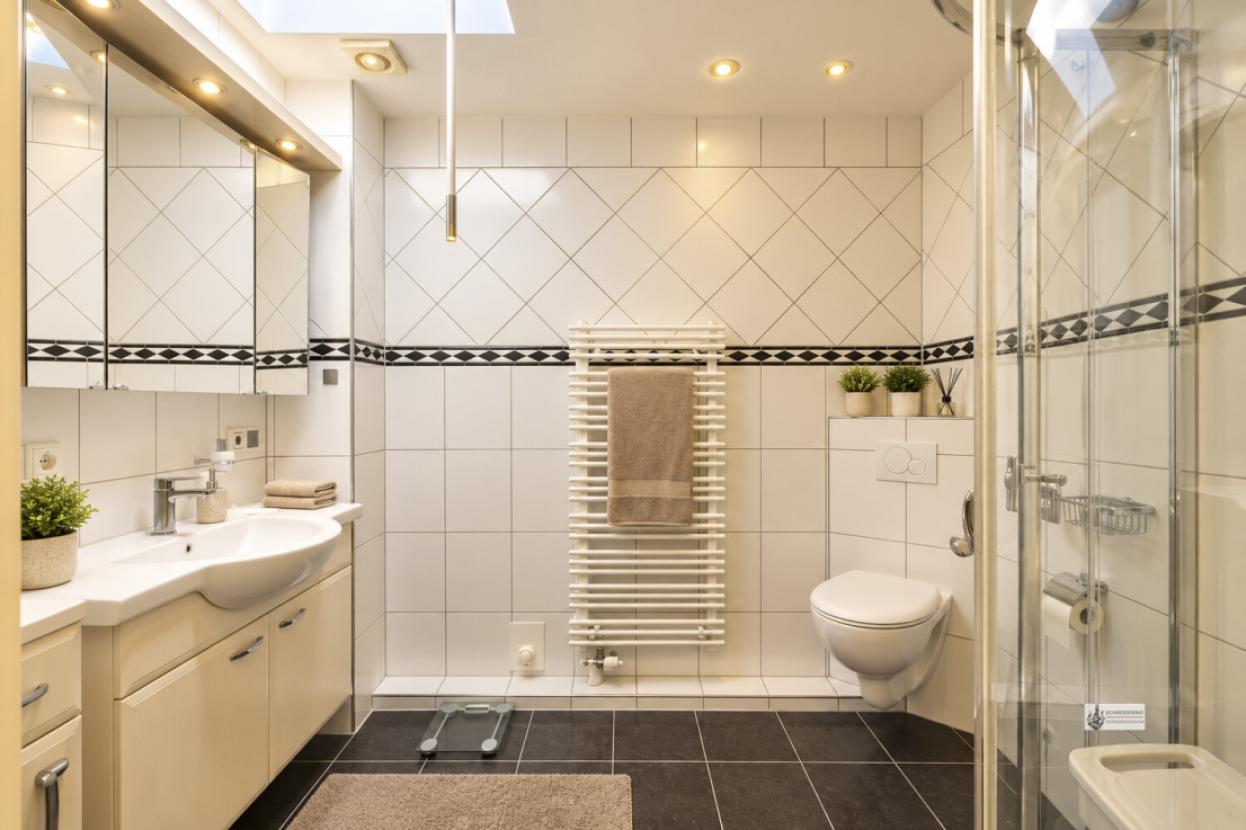 Bad mit Dusche, Handtuchheizkörper , Lüfter und Fenster