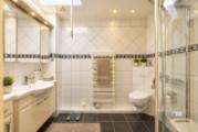 Bad mit Dusche, Handtuchheizkörper , Lüfter und Fenster