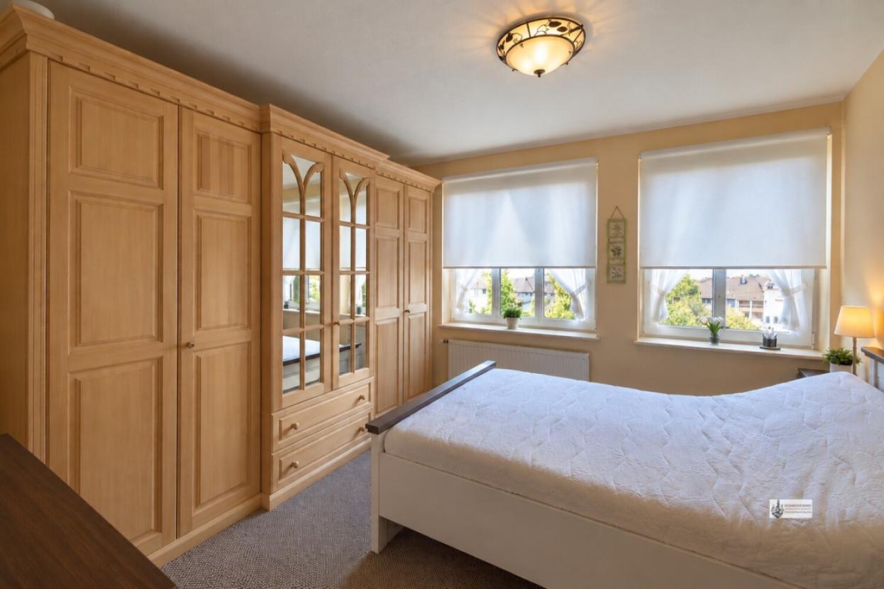 Schlafzimmer mit großem Schrank